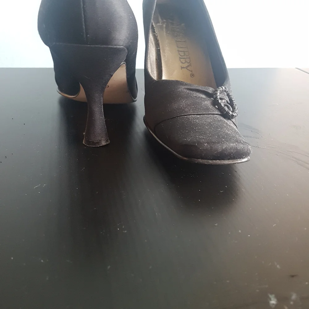 Sam & Libby Black Satin Heels with black circle jewelry - Picture 4 of 7